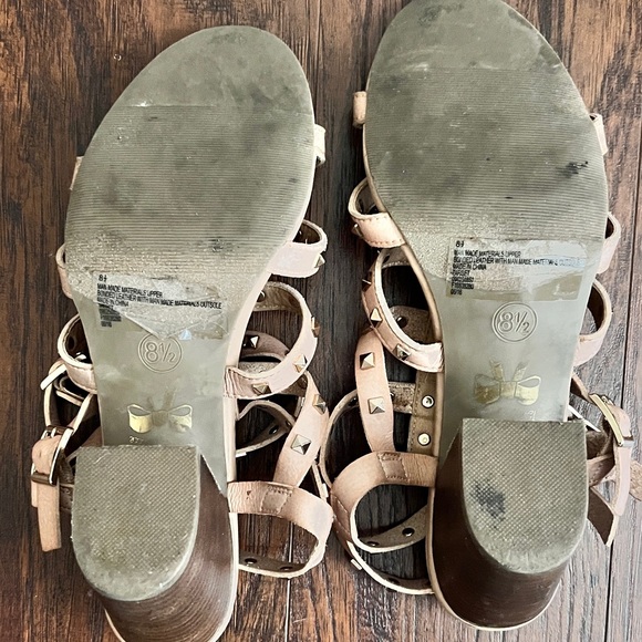 BETSEYVILLE Naveah Gladiator Gold Studded Tan Block Heeled Sandals - Picture 6 of 8